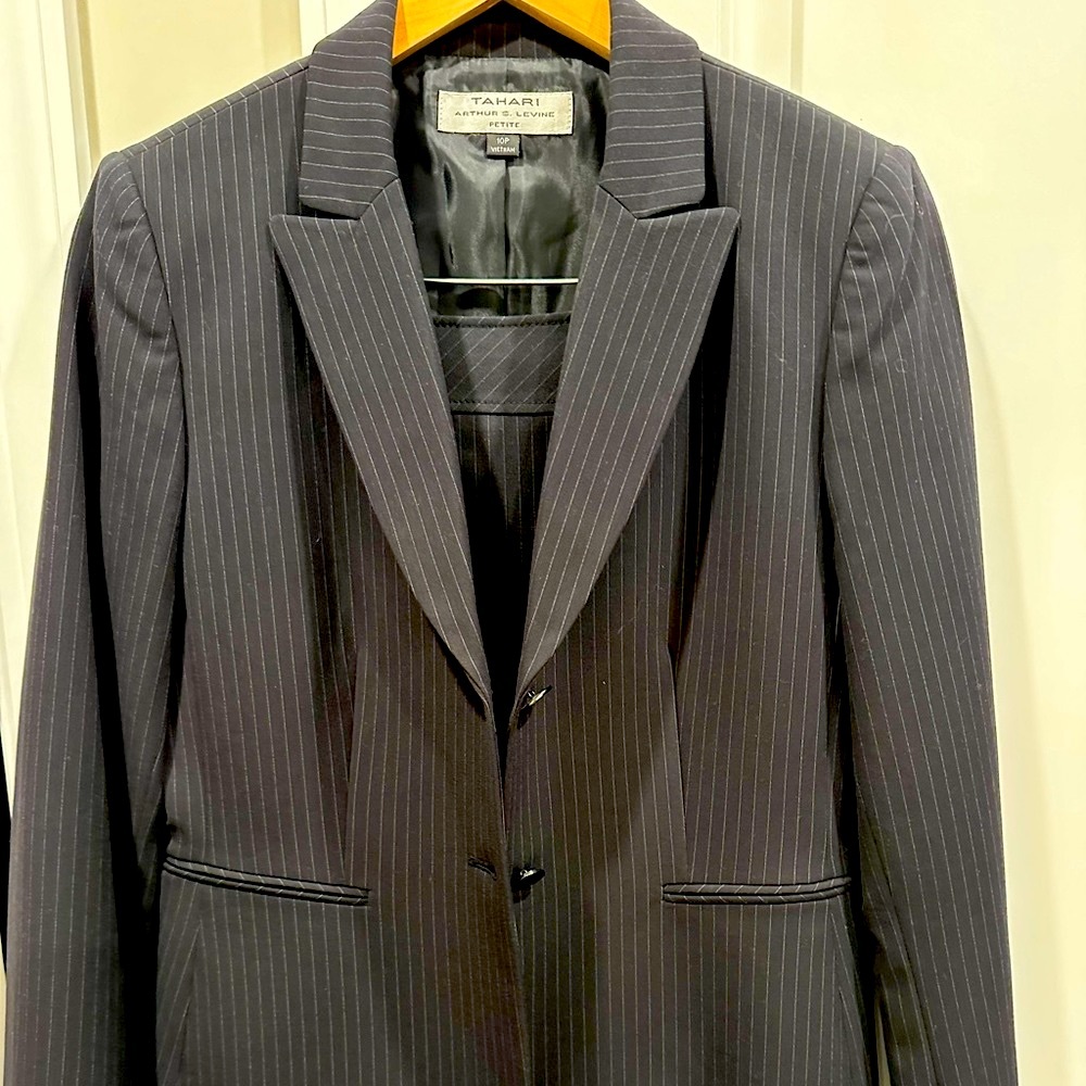 Thahari Arthur S Levine ladies pinstriped suit. Blazer and skirt. 10 petite.